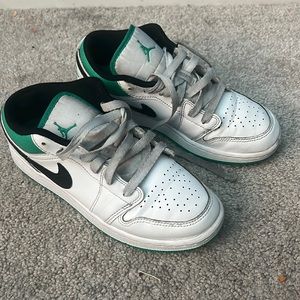 JORDAN 1 LOW WHITE/STADIUM GREEN-BLACK